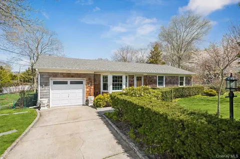 5 Maryland Blvd, Hampton Bays, NY 11946