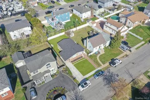 16 Riviera Pkwy, Lindenhurst, NY 11757
