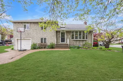 39 Warwick Pl, North Hempstead, NY 11050
