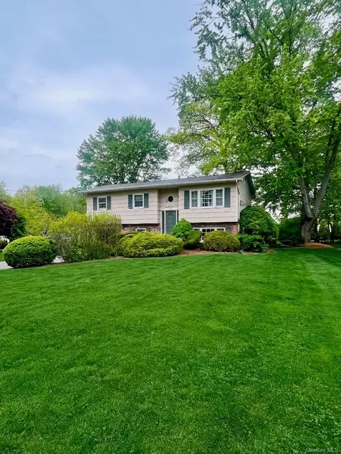 105 Lakewood Dr, Clarkstown, NY 10920
