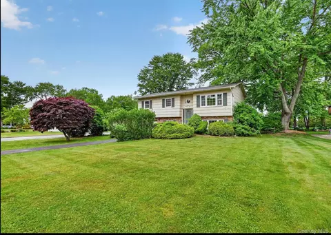 105 Lakewood Dr, Clarkstown, NY 10920