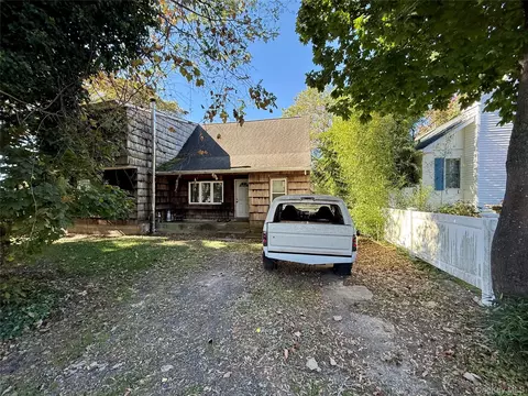 5 8th St, Sound Beach, NY 11789
