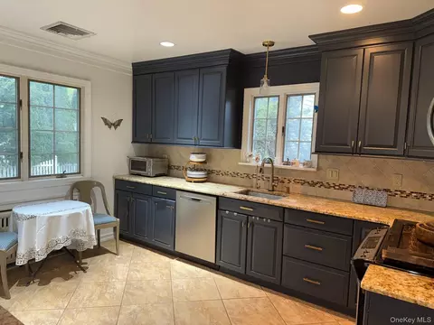 Kitchen - 37 Eimer St, Orangetown, NY 10983 photo 3 of 4