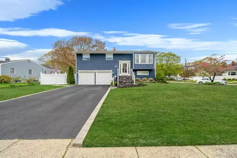 110 Stephen Rd, Bayport, NY 11705