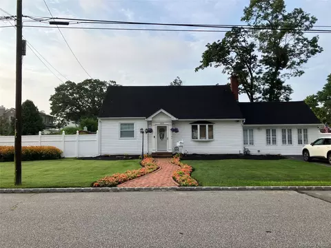 1333 13th St, West Babylon, NY 11704