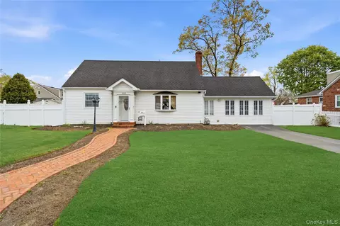 1333 13th St, West Babylon, NY 11704