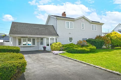 7 Low Ln, Levittown, NY 11756
