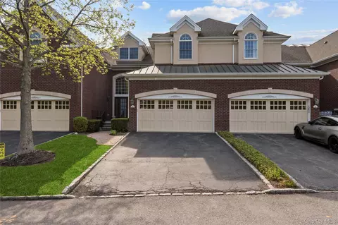 10 Kensington Cir, North Hempstead, NY 11030