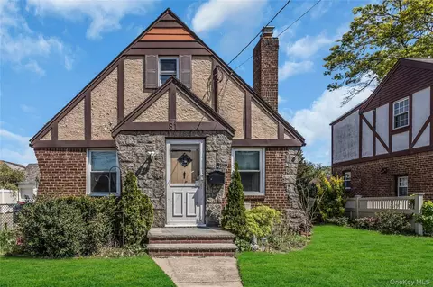 81 Midwood St, Valley Stream, NY 11580