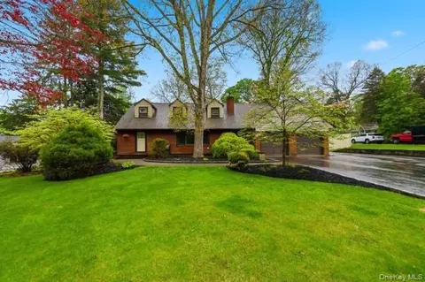 13 Tree Top Ln, Poughkeepsie, NY 12603