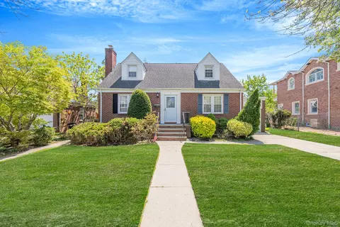 8 Maple Ln, North Hempstead, NY 11040