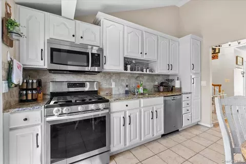 Kitchen - 61 Winthrop Rd, Plainview, NY 11803 photo 3 of 3