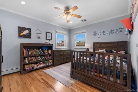Bedroom - 61 Winthrop Rd, Plainview, NY 11803 photo 5 of 7