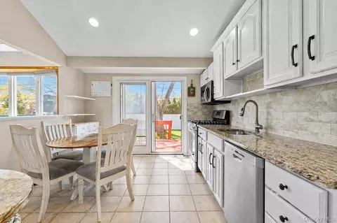 Kitchen - 61 Winthrop Rd, Plainview, NY 11803 photo 2 of 3