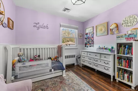 Bedroom - 61 Winthrop Rd, Plainview, NY 11803 photo 4 of 7