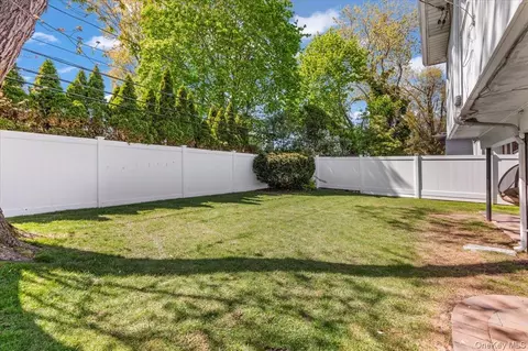 Exterior - 61 Winthrop Rd, Plainview, NY 11803 photo 4 of 5