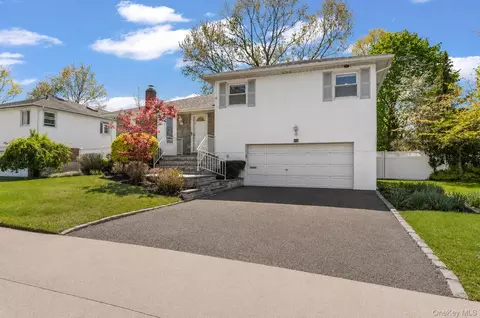 61 Winthrop Rd, Plainview, NY 11803