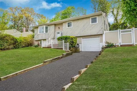 8 Gaymor Ln, Farmingville, NY 11738