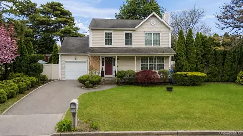 502 Martha Ave, Bellport, NY 11713