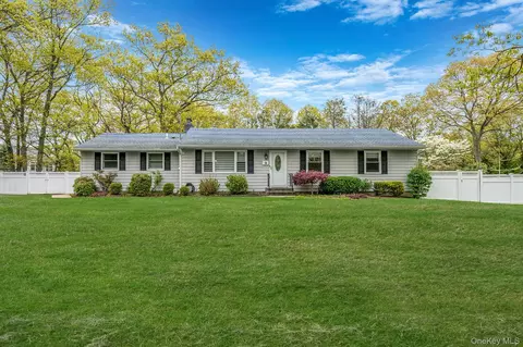 19 Pumpkin Rd, Saint James, NY 11780
