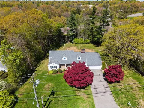 1 Windingwood Rd N, Rye Brook, NY 10573