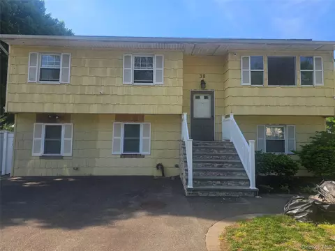38 Sage St, Central Islip, NY 11722