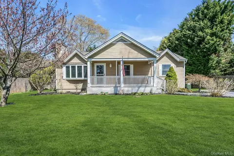 3 Liberty St, Hampton Bays, NY 11946