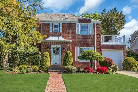 231 Sydney Ave, Malverne, NY 11565