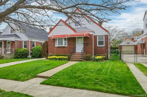 95-18 238th St, Hempstead, NY 11001