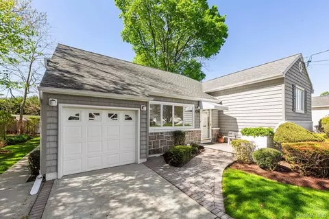 1076 Melissa Ln, North Bellmore, NY 11710