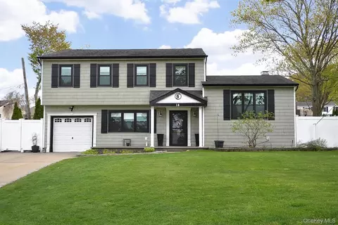 14 Mark Ln, Farmingville, NY 11738