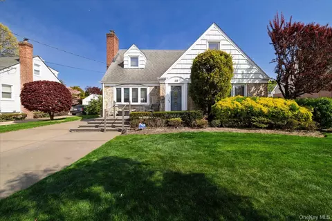 49 Park Ave, Malverne, NY 11565
