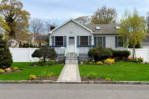 174 Trouville Rd, Copiague, NY 11726