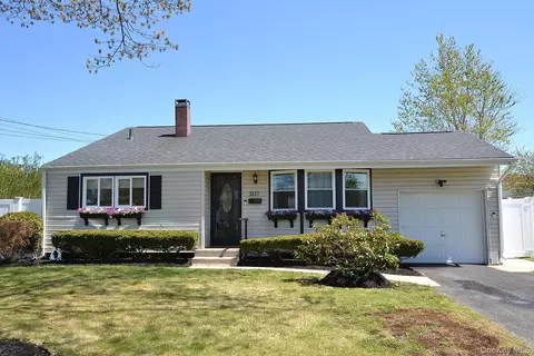 3117 Newport Ave, Medford, NY 11763