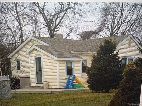 529 Montauk Hwy, Westhampton Beach, NY 11978