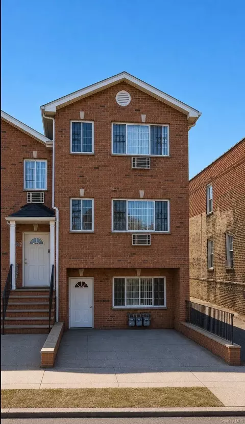 914 E 230th St, New York, NY 10466