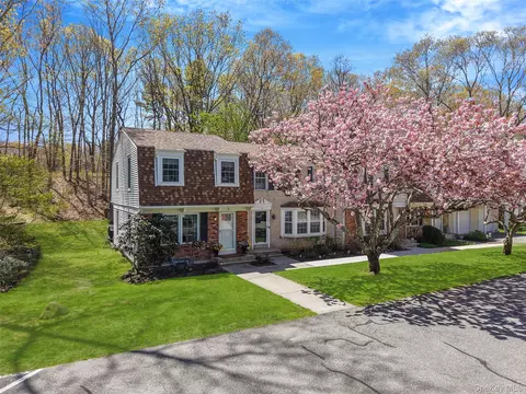 9 Penn Cmns, Yaphank, NY 11980