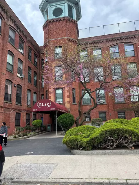 8410 101 St, Richmond Hill, NY 11418