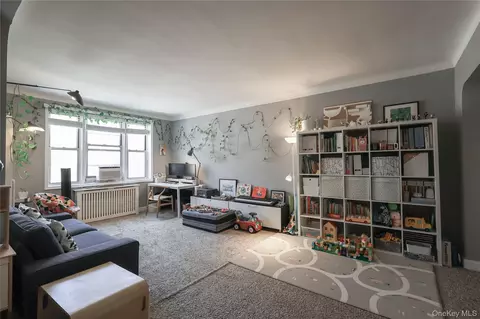 63-61 99th St #E6, New York, NY 11374