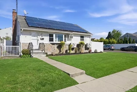 10 Gardner Ave, Hicksville, NY 11801