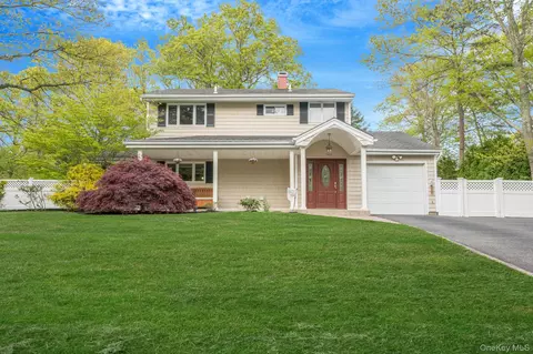 37 Marc Dr, Ridge, NY 11961