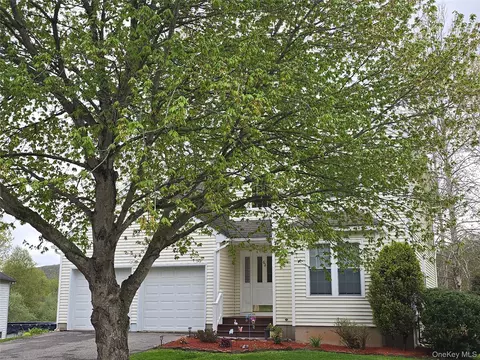 62 Meadowbrook Ct, Patterson, NY 12563