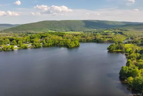 8 Oak Dr, New Windsor, NY 12553