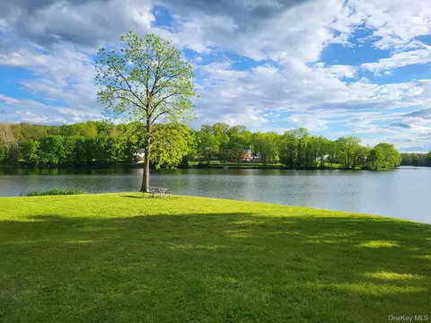 8 Oak Dr, New Windsor, NY 12553