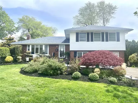 7 Byfield Pl, Melville, NY 11747