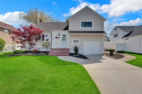 2 Oxford Ave, Massapequa, NY 11758