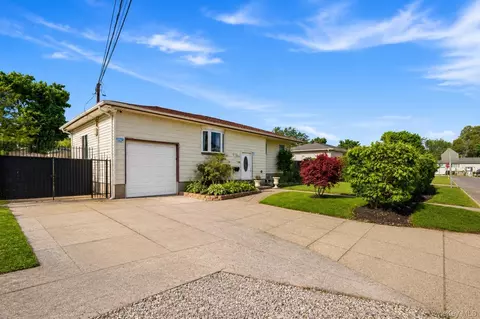 313 2nd Ave, Brentwood, NY 11717