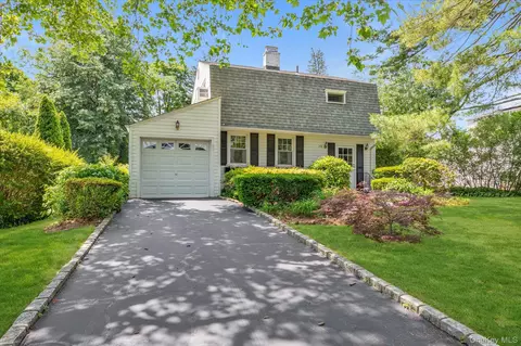 148 Princeton St, North Hempstead, NY 11577