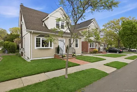 77 Stewart St, North Hempstead, NY 11001