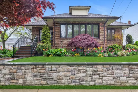 40 Harding Ave, Lynbrook, NY 11563